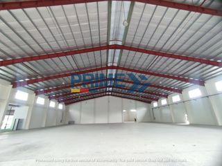 Accessible 2,207 sqm warehouse with parking for lease.