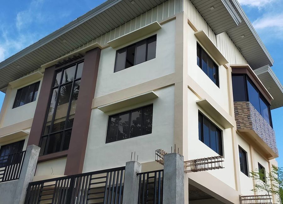 Overlooking 5 bedrooms 4 toilet n bath house for sale in Taloto ...