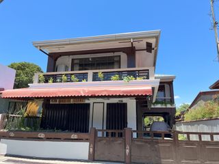 Spacious 3 bedroom house with commercial shop for sale