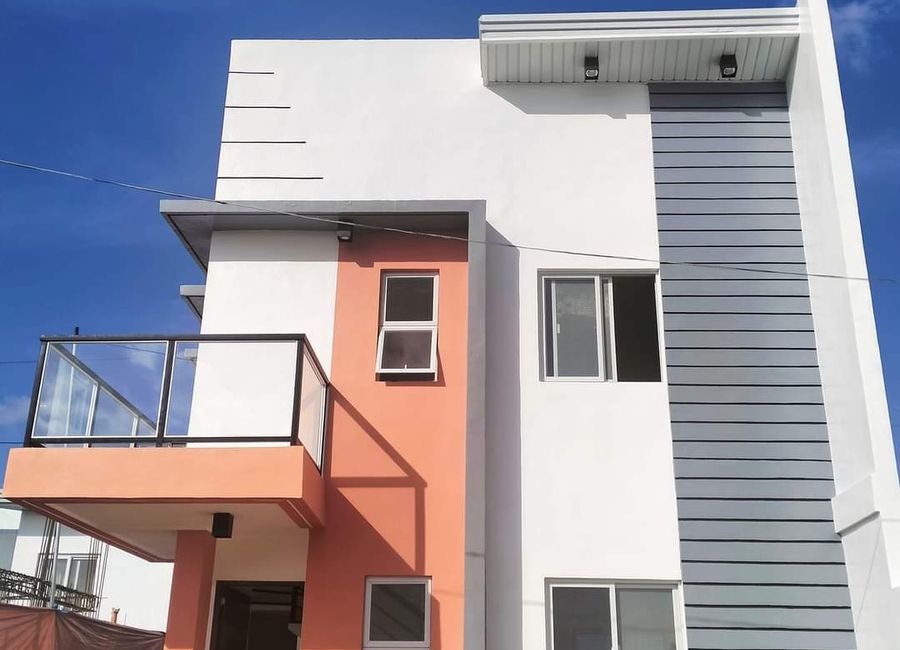 Laguna de bay view Single Attached House and lot for sale in Village Esst 3 Eastridge Binangonan Rizal 3 Bedrooms