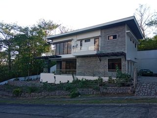 4 Bedroom Beach House with Mountain and Sea View in Kawayan Cove