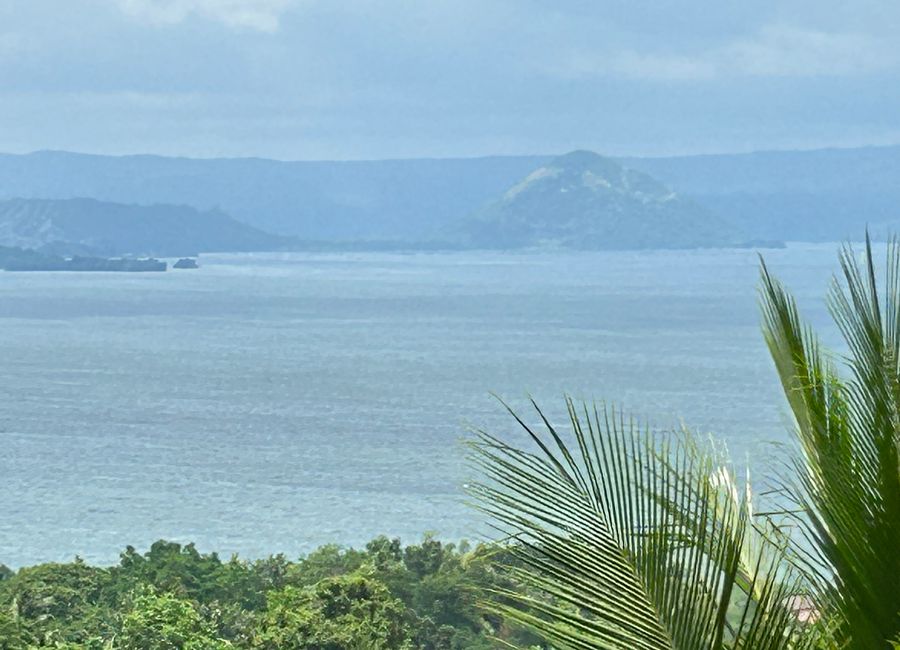 PANORAMIC VIEW AT THE LAKE