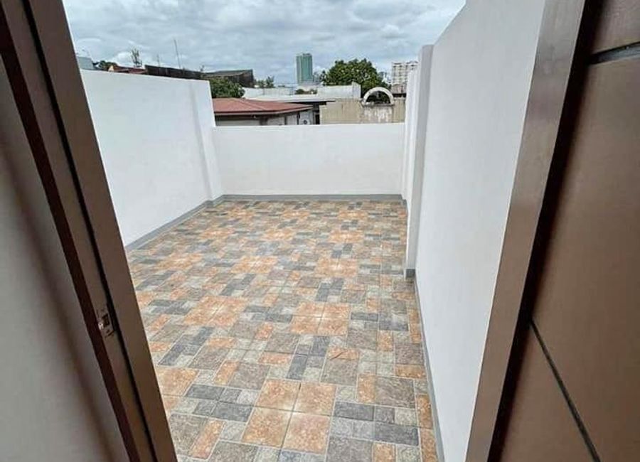 Clean Title RFO Three Storey Townhouse FOR SALE at Plainview Mandaluyong
