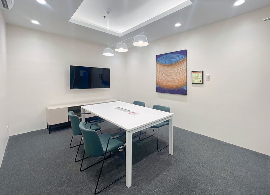 Private office space for 4 employees in Regus Colours Town Center