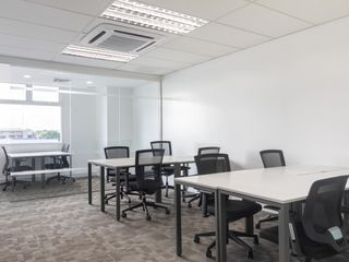 Fully serviced private office space for you and your team in HQ Topaz Tower Centre