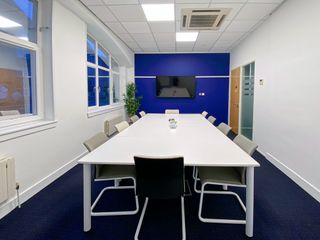 All-inclusive access to professional office space for 10 employees in HQ Downtown Tower