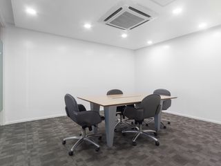 Private office space for 4 employees in HQ Topaz Tower Centre