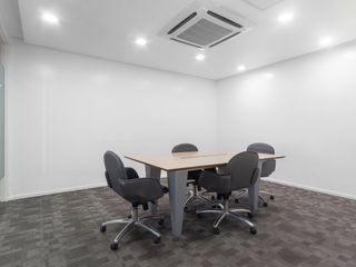 Private office space for 4 employees in HQ Topaz Tower Centre
