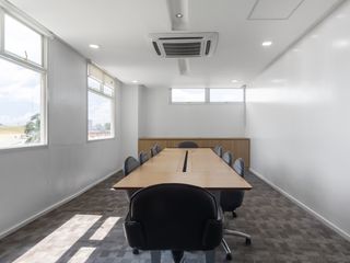 Fully serviced office space for you and your team in HQ Topaz Tower Centre