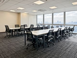 Fully serviced office space for you and your team in Regus One Vertis Plaza