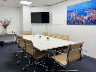All-inclusive access to professional office space for 10 employees in Regus Alveo Park Triangle Tower