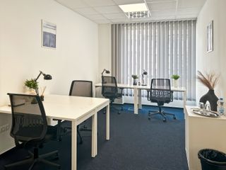 Find office space in HQ JD Plaza for 3 employees with everything taken care of
