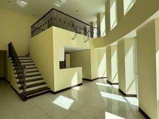 Rent to own 2 Bedroom Loft Penthouse Condo For Sale in Venice McKinley Hill