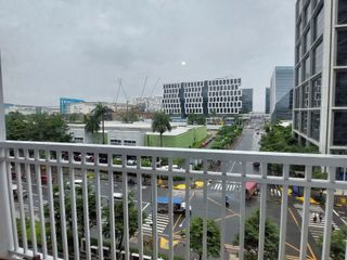 1BR UNIT WITH BALCONY FOR SALE IN SHORE RESIDENCES
