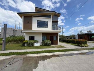 🏡 Lavine House for Sale in Sentrina Alaminos | 5BR with Attic & Balcony