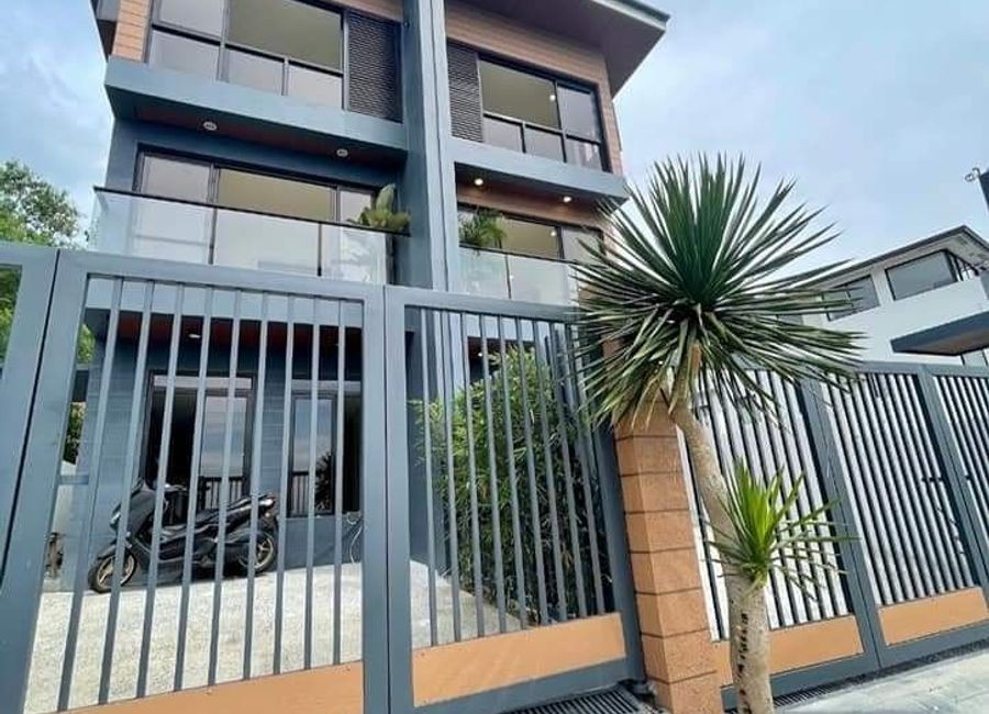 Monteverde Royale house and lot for sale with overlooking view