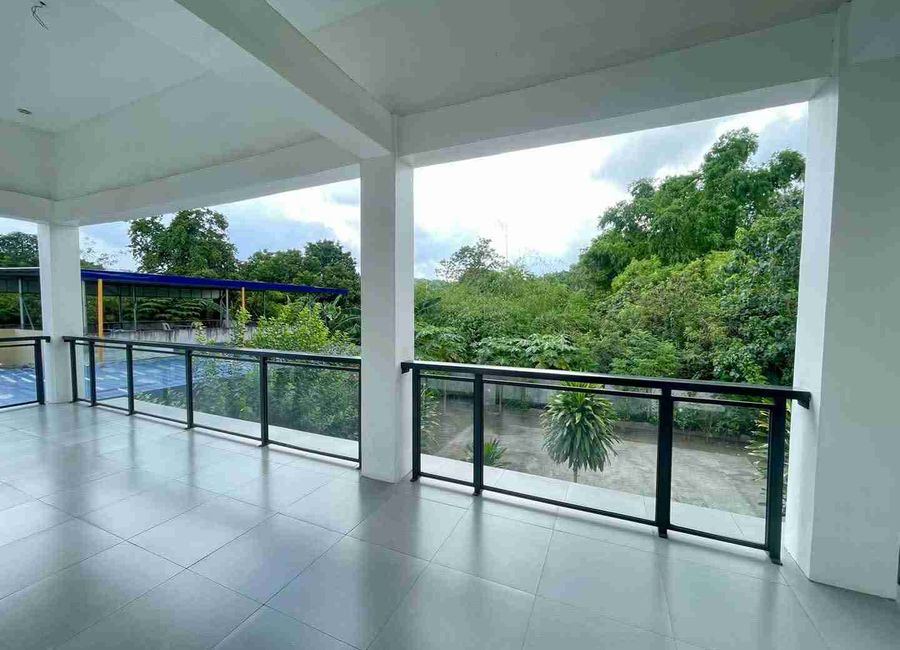 FOR SALE: MODERN ELEGANT RETIREMENT HOME WITH SPACIOUS BACKYARD