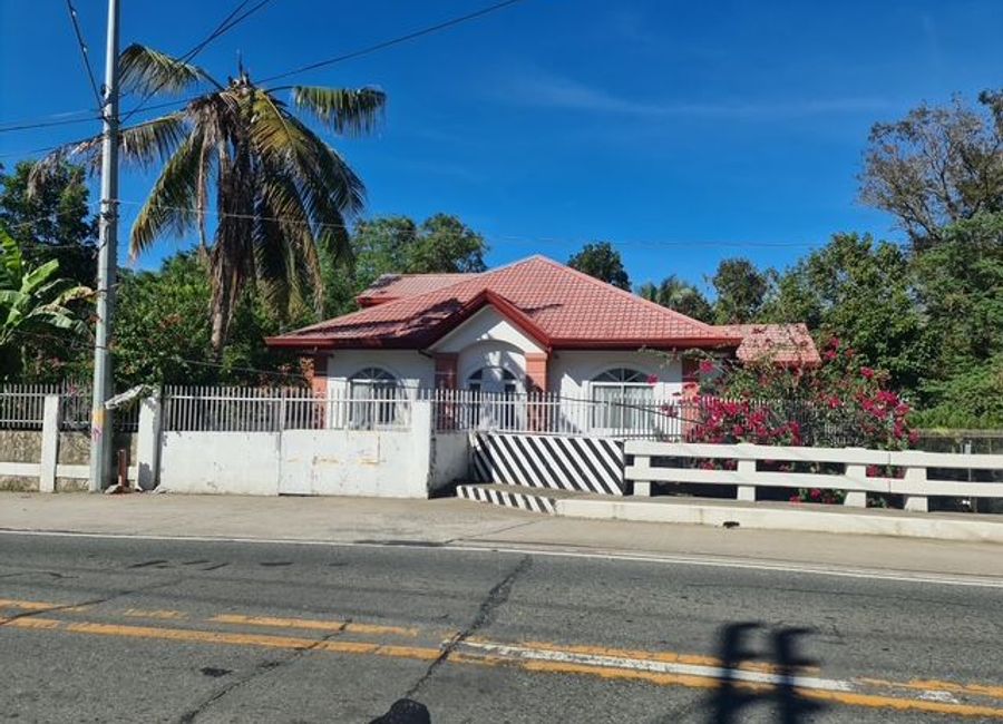 House near beach with English 3 pin plug sockets