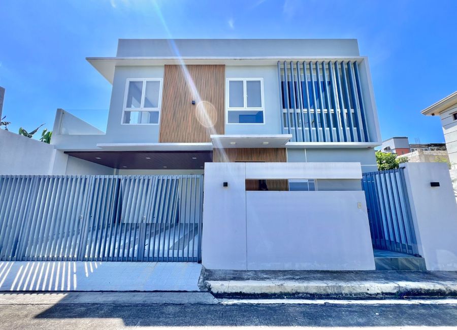 Step into contemporary elegance with this brand new house and lot featuring modern interior design, perfectly situated in the sought-after Greenwoods