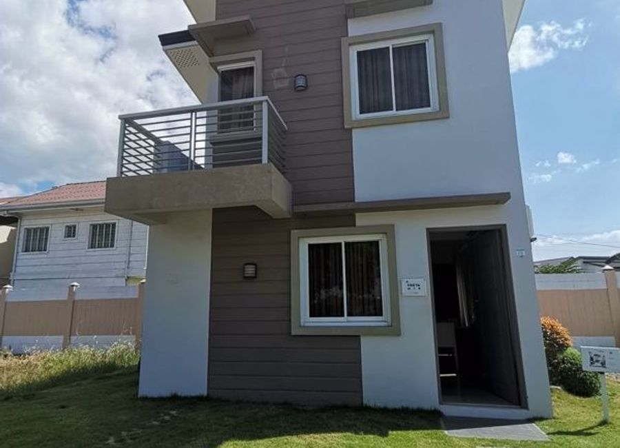 For Sale House and Lot in Malolos Bulacan w/ 2 Bedrooms and 1 Carport-JV2