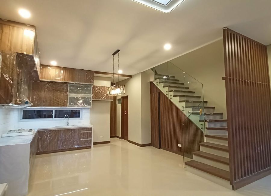 2-Storey Townhouse at Executive Town & Country Village!