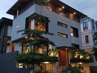 3 Storey House McKinley West Village House in BGC FOR SALE