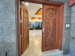 This 700+ sqm Home in Valle Verde 3 with 6-BR & 6 Car Garage is a Rare Lease Opportunity!