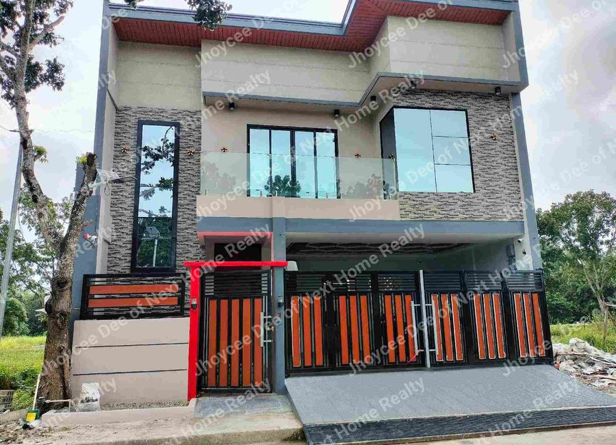 Luxury House Powered by Solar Panel and Big WaterTank / 3 + 1 BRs and 3 T&B with Swimming Pool and Modern Kitchen Sink (powered by Water Filter Device)