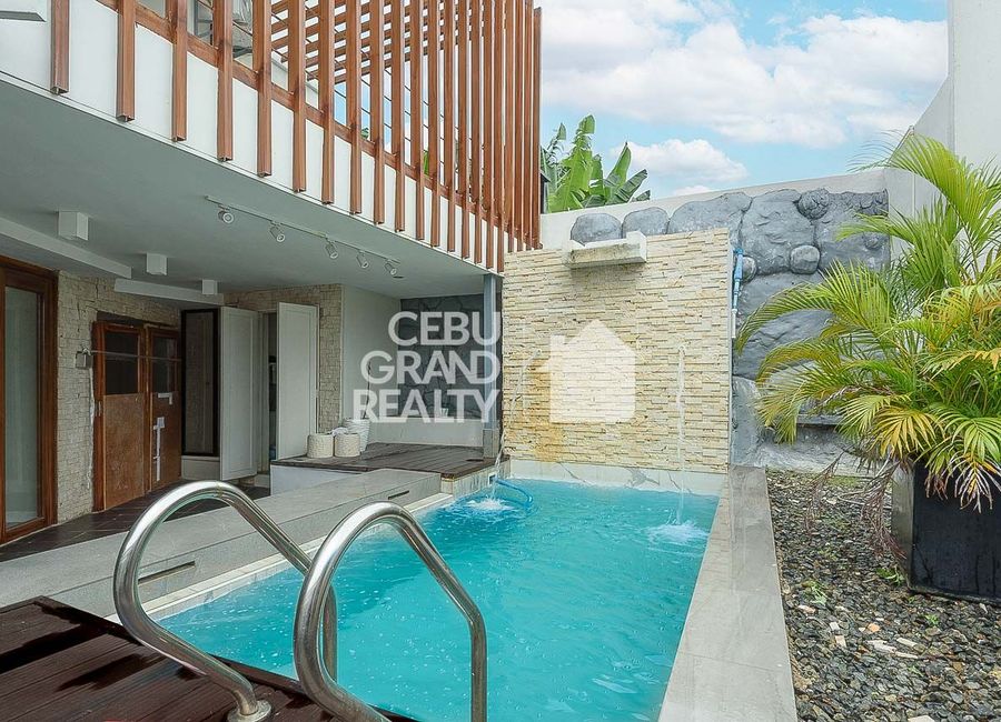 Luxury House with Swimming Pool for Sale in Brookfield Subdivision