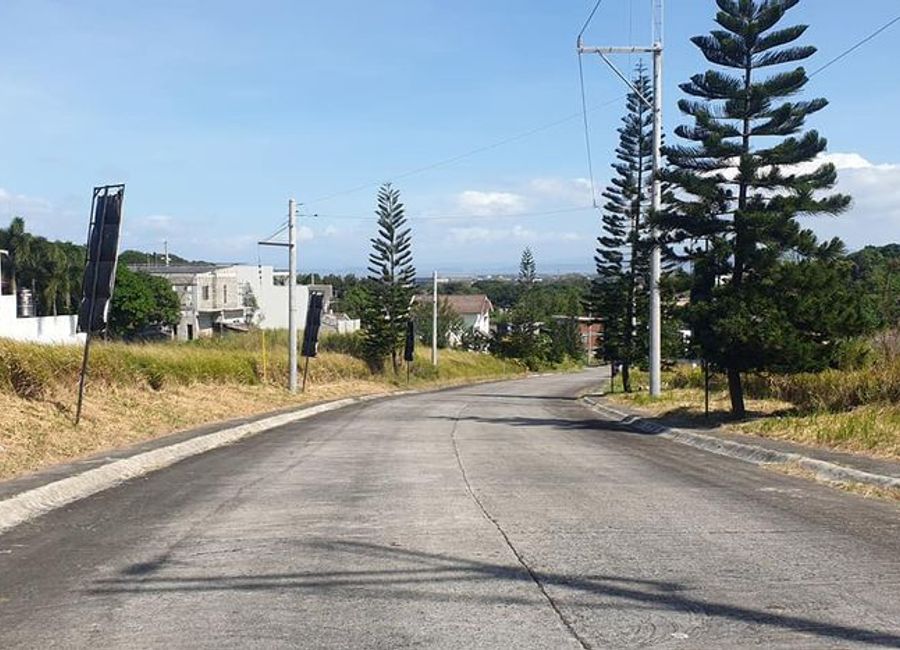 258sq.m Lot With Over Looking View of Laguna De Bay located at Southpeak Brgy San Antonio San Pedro Laguna Inside High End Subdivision of Filinvest 15 Mins. Away From Alabang Via SLEX