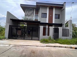 Colinas Verdes Single Attached House for Sale in Bulacan near MRT Station