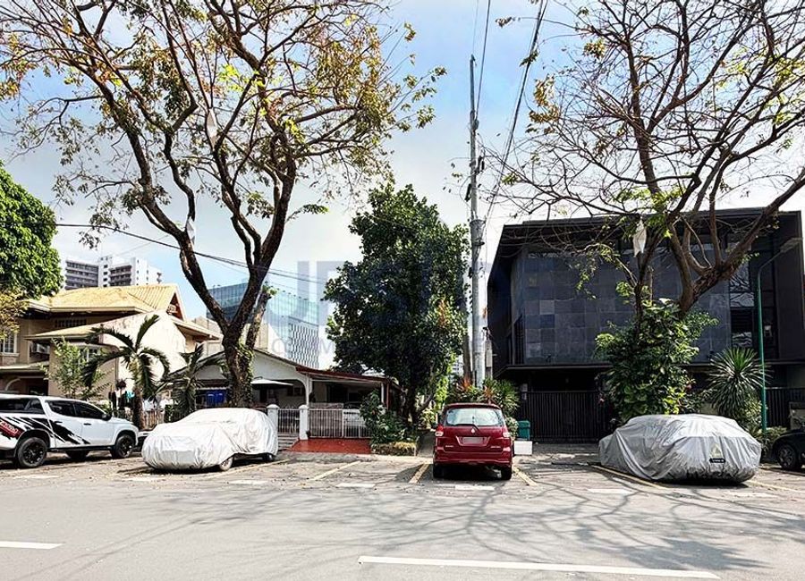 Ayala Alabang Lot with Old House for Sale near the Village Gate