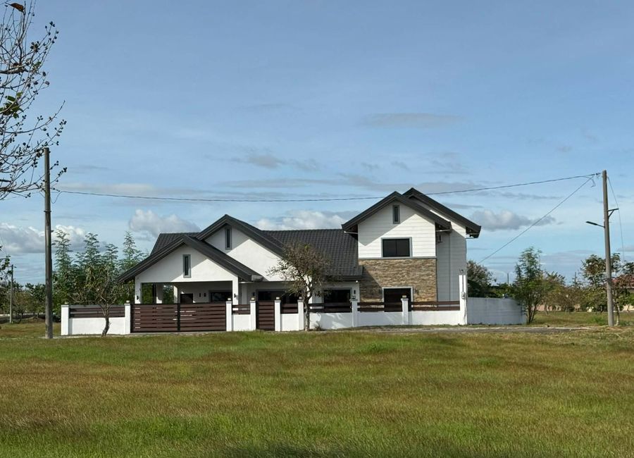 HOUSE FOR SALE 4 BEDROOM HIGH CEILING OPEN DESIGN HOME