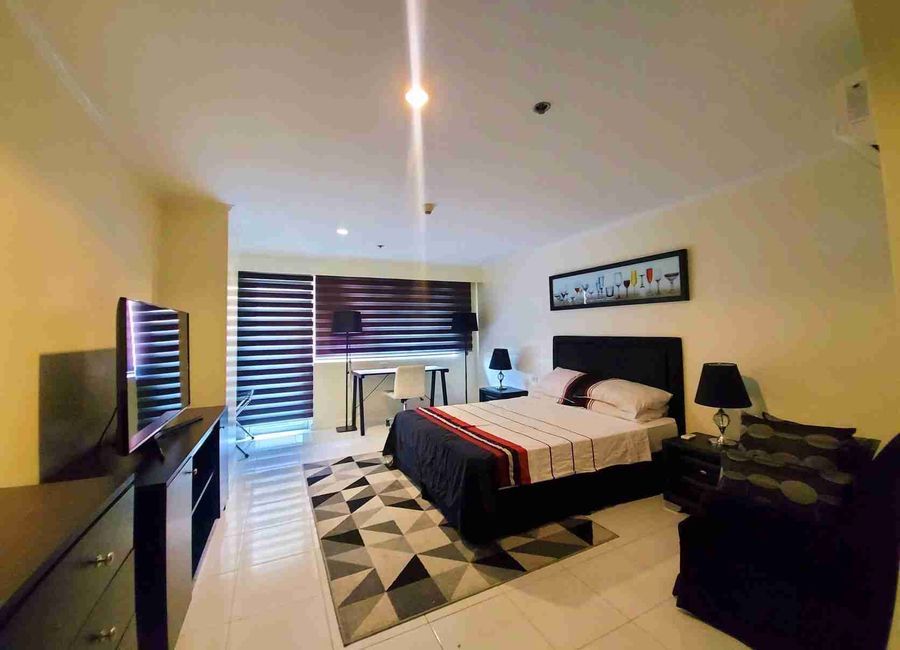 Studio Condo for Sale in Oxford Suites Poblacion Makati RH19156