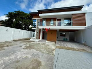 🏡 Brand New, Modern & Stunning 2-Storey Home for Sale! ✨ Experience elegant living with a spacious open yard in a prime location.