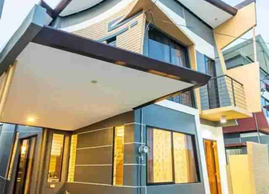 3 BR House and Lot along highway( Pre Selling)