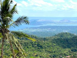 OVERLOOKING TAAL. 2.8ha titled lot. P68m.