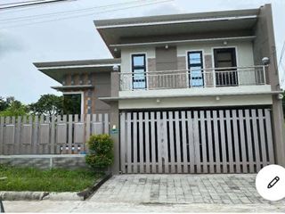 Rush Sale House in Villagio Real Subdivision Telabastagan San Fernando Pampanga