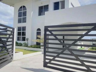 Overlooking Retirement House in Villa de Mercedes, Toril