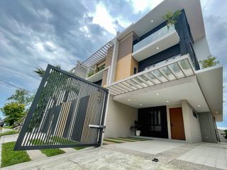 For Sale: Premium Luxury Duplex Residence with Elevator near Bonifacio Global City