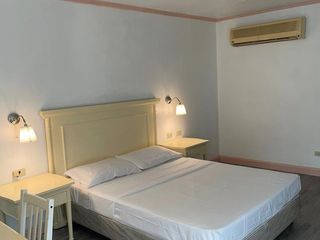 Studio Condo Unit For Rent at Oxford Suites Makati