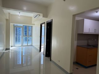 For Sale Executive 1 Bedroom Rent to Own Condo in Uptown Parksuites 2 BGC Taguig facing Grand Hyatt
