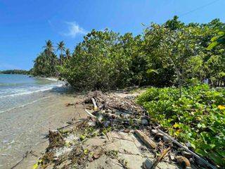 BEACHFRONT LOT FOR SALE ALONG THE HIGHWAY SIQ00210