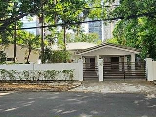 Urdaneta Village House: Spacious Bungalow with Swimming Pool & Garden