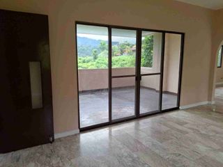 Ma. Luisa house with 5 bedrooms and own swimming pool in a spacious area.