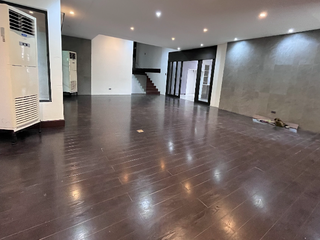 5BR House with pool and garden For Sale in Dasmariñas Village