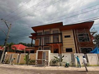 LUXURIOUS CORNER HOUSE WITH SWIMMING POOL FOR SALE NEAR CLARK