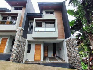 For Sale 2 Storey Duplex House with Basement and Attic in Leonilla Hill Baguio City with 3 Bedrooms-JV2