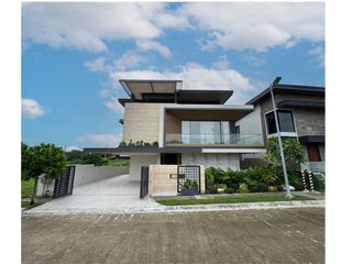 4 Parking, 5 Bedroom House and Lot at Enclace Alabang