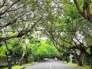 BEST DEAL NICE BUNGALOW HOUSE IN FORBES PARK VILLAGE MAKATI FOR SALE